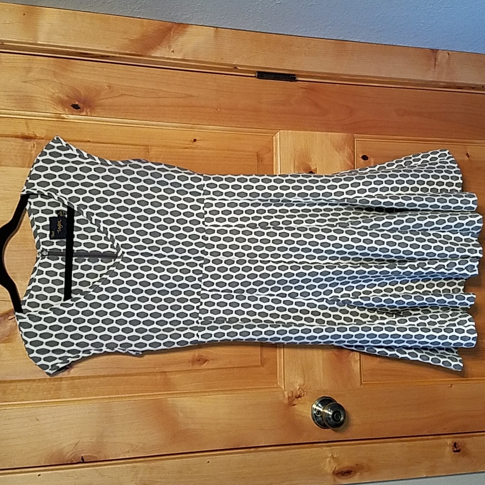 Just Taylor Sleeveless Black and White fit and flare dress, size 8